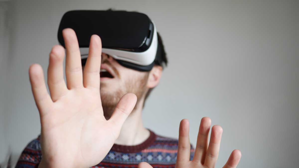 VR-Brille und Träger